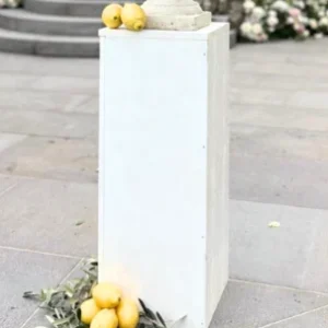 Colonne blanche en bois