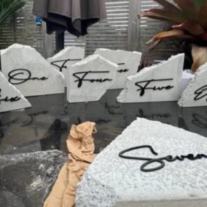Lot de 13 numéro de table en travertin